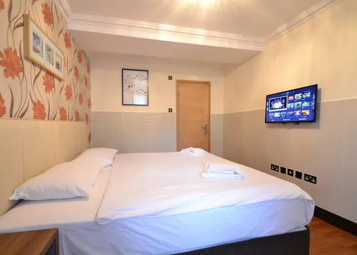  Hyde Park Suites